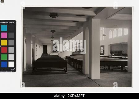 Vista interna dalla navata laterale della Pfarrkirche Königin des Friedens che mostra l'altare e l'interno della chiesa intorno al 1935, fotografata da Martin Gerlach jun. Foto Stock