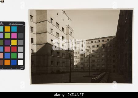 Fotografia duplicata di Martin Gerlach jun. Mostra il cortile del complesso di appartamenti municipali a Bürgergasse 17-19 a Vienna, completato nel 1928. Foto Stock