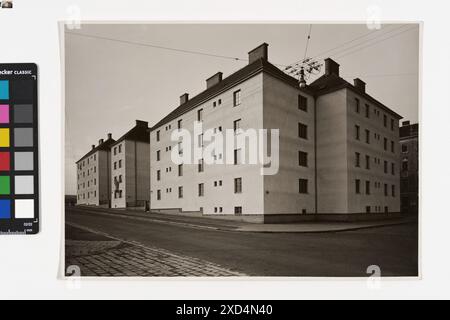 Vista sulla facciata del Familienasyl Sankt Josef in Ettenreichgasse 42-44, progettato da Martin Gerlach Jr., fotografato intorno al 1936, che mostra l'esterno dell'edificio e lo stile architettonico. Foto Stock