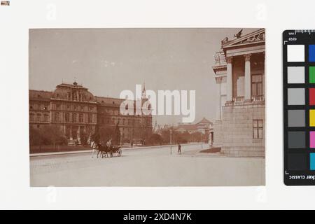 1., Schmerlingplatz 10-11 - Justizpalast - Blick vom Dr.-Karl-Renner-Ring Unknown, fotografo TimTom, palazzo del tribunale, illuminazione stradale, quattro ruote, veicolo trainato da animali, ad esempio: cabina, carrozza, carrozza, giardini pubblici, parco, quadrato, luogo, circo, ecc., Justizpalast, Schmerlingplatz intorno al 1900 Foto Stock