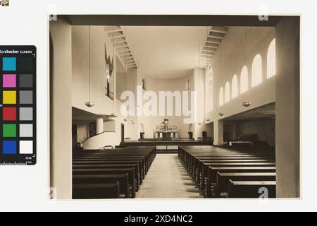 Fotografia della navata della chiesa di fronte all'altare della Pfarrkirche Königin des Friedens, che evidenzia le caratteristiche architettoniche dell'interno intorno al 1935 di Martin Gerlach jun. Foto Stock