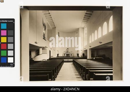 Vista della navata centrale che guarda verso l'altare all'interno della Pfarrkirche Königin des Friedens, catturata intorno al 1935 da Martin Gerlach jun. Foto Stock