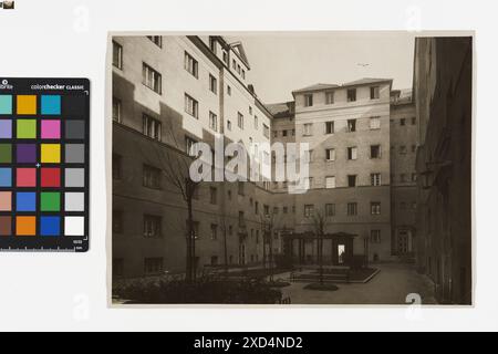 Fotografia duplicata di Martin Gerlach jun. Mostra il cortile del complesso residenziale municipale a Bürgergasse 17-19 a Vienna, realizzato nel 1928. Foto Stock