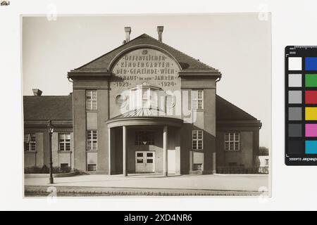 Fotografia del cancello d'ingresso della scuola materna Waldmüllerpark a Vienna, intorno al 1924. Progettato da Martin Gerlach jun., mostra la facciata dell'edificio e la struttura del cancello. Foto Stock