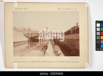 Fotografia scattata il 22 marzo 1898 che mostra un'impalcatura temporanea sopra il ponte Tegetthoff a Vienna durante la costruzione dell'arco per il regolamento del fiume Wien (1894-1900), che documenta i metodi di ingegneria. Foto Stock