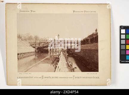 Fotografia che raffigura un'impalcatura sopra il ponte Tegetthoff a Vienna il 22 marzo 1898, parte del progetto Wien River regulation (1894-1900), che mostra la costruzione dell'arco e i dettagli strutturali. Foto Stock