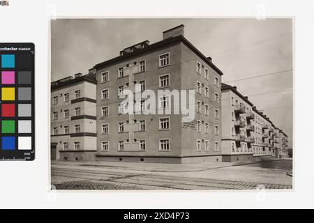 Fotografia della facciata di Hueberhof a Quellenstraße 24b e Wilczekgasse 6 scattata intorno al 1931 da Martin Gerlach jun., che mostra i dettagli architettonici dell'edificio. Foto Stock