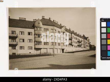 Una fotografia del 1935 di Martin Gerlach jun. Mostra la facciata dell'edificio George-Washington-Hof su Eschenallee 4, Triester Straße, mettendo in evidenza l'architettura piatta, catturata da TimTom. Foto Stock