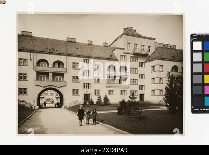 Una fotografia del 1935 di Martin Gerlach jun. Raffigura la facciata interna del cortile di Birkenhof nel complesso George-Washington-Hof, incluso un passante, preso su Triester Straße da TimTom. Foto Stock