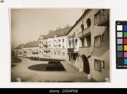 Una fotografia del 1935 di Martin Gerlach jun. Mostra la facciata del palazzo George-Washington-Hof a Eschenallee 10, Triester Straße, con il design di un edificio piatto, catturato da TimTom. Foto Stock
