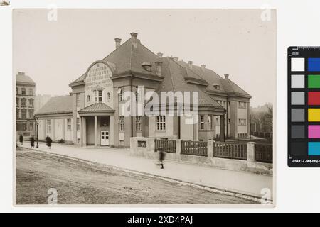 Fotografia della facciata della scuola materna Waldmüllerpark a Vienna, intorno al 1925, con le persone davanti all'edificio. Progettato da Carl Zapletal, mette in risalto i dettagli architettonici. Foto Stock