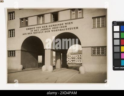 Una fotografia del 1935 di Martin Gerlach jun. Mostra il cancello d'ingresso e la facciata dell'edificio di appartamenti George-Washington-Hof a Triester Straße, evidenziando la struttura piatta, catturata da TimTom. Foto Stock