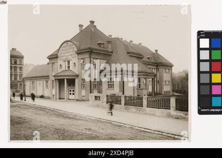 Fotografia della scuola materna Waldmüllerpark di Vienna, 1925 circa, che mostra la facciata dell'edificio e diverse persone davanti all'ingresso. Progettato da Carl Zapletal. Foto Stock