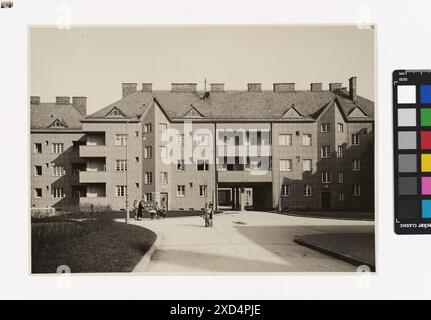 Una fotografia del 1935 di Martin Gerlach jun. Cattura la facciata interna del cortile di Akazienhof nel complesso George-Washington-Hof, tra cui un passante, preso su Triester Straße da TimTom. Foto Stock