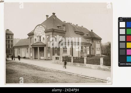 Fotografia dell'asilo nido di Waldmüllerpark intorno al 1924, che mostra la facciata dell'edificio, le attività della scuola materna e le persone di fronte, fotografata da Martin Gerlach Jr. Foto Stock