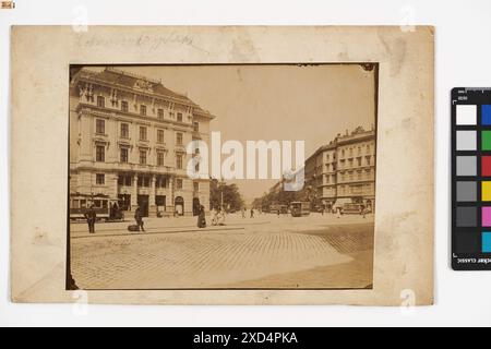 1., Schwarzenbergplatz 17 (ehem. Nr. 6) - Wertheimpalais - Blick gegen Kärntner Ring Unknown, fotografo TimTom, avenue, Boulevard, Promenade, esplanade, palais / palace, ferrovia, tram, ferrovia a cremagliera, con persone, illuminazione stradale, Palais Wertheim, Schwarzenbergplatz intorno al 1900 Foto Stock