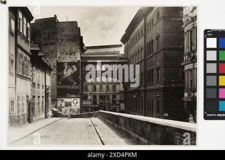 Vista lungo la Schreyvogelgasse verso la passerella del ponte e Teinfaltstraße, con manifesti, fotografati intorno al 1935 da Martin Gerlach jun. Foto Stock