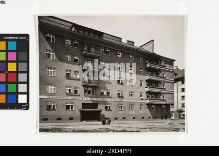 Fotografia del complesso di appartamenti municipali di Martin Gerlach Jr. Che mostra un edificio pianeggiante con passante e bambino in posa, scattata intorno al 1935 presso Friedrich-Knauer-Gasse 2-4, Angeligasse 10, Kennergasse 15. Foto Stock