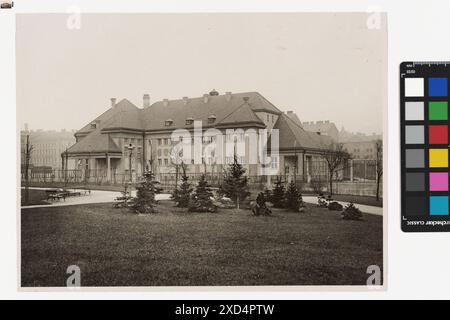 Vista dalla Herzgasse della facciata della scuola materna Waldmüllerpark a Vienna, intorno al 1925. Progettata da Carl Zapletal, la fotografia evidenzia le caratteristiche architettoniche dell'edificio. Foto Stock