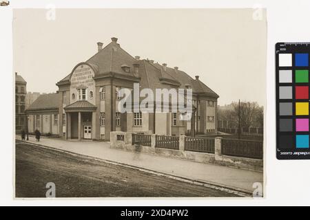 Fotografia della facciata della scuola materna Waldmüllerpark di Vienna, disegnata da Carl Zapletal, scattata intorno al 1925. Mostra gli esterni e i dettagli architettonici dell'edificio. Foto Stock