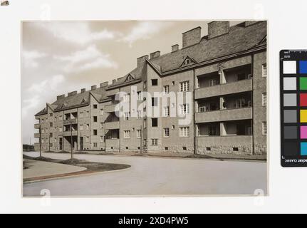 Una fotografia del 1935 di Martin Gerlach jun. Mostra la facciata dell'Akazienhof all'interno del complesso George-Washington-Hof a Triester Straße, mettendo in risalto l'architettura piatta, catturata da TimTom. Foto Stock