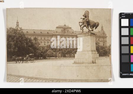 1., Schmerlingplatz 10-11 - Justizpalast - Blick vom Dr.-Karl-Renner-Ring Unknown, fotografo TimTom, palazzo del tribunale, scultura, quattro ruote, veicolo trainato da animali, ad esempio: cabina, carrozza, carrozza, giardini pubblici, park, Justizpalast, Schmerlingplatz dopo il 1900 Foto Stock