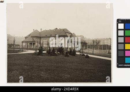 Fotografia di Herzgasse che mostra la facciata della scuola materna Waldmüllerpark a Vienna, intorno al 1925. L'immagine mostra l'edificio e l'ambiente urbano circostante, progettato da Carl Zapletal. Foto Stock