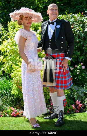 Ascot Racecourse, Berkshire, Regno Unito. 20 giugno 2024. Royal Ascot Horse Racing, &#x201c;Ladies Day&#x201d; 3° giorno; gli istruttori arrivano al campo con i loro migliori cappelli e finezze in una giornata di sole credito: Action Plus Sports/Alamy Live News Foto Stock