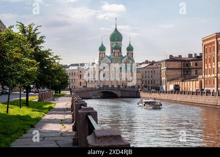 San Pietroburgo, Russia - 07 luglio 2012: Un'escursione in barca turistica naviga lungo il canale Griboyedov accanto alla chiesa di Sant'Isidoro di Yuryevsky Foto Stock