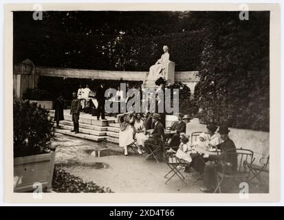 Belustigungen im Volksgarten Richard Hauffe (1878-1933), fotografo TimTom, Kaiserin-Elisabeth-Denkmal (1, Volksgarten), Volksgarten, giardini pubblici, parco, monumento, statua intorno al 1920 Foto Stock