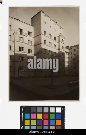 Fotografia di Martin Gerlach jun. Mostra la vista sul cortile del complesso residenziale municipale in Bürgergasse 17-19 a Vienna, con un condominio a più piani completato nel 1928. Foto Stock