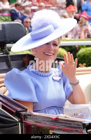 Zara Tindall arriva in carrozza durante il terzo giorno di Royal Ascot all'Ascot Racecourse, Berkshire. Data foto: Giovedì 20 giugno 2024. Foto Stock