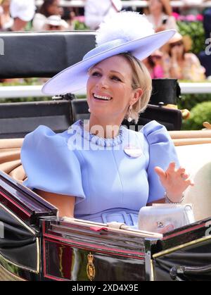 Zara Tindall arriva in carrozza durante il terzo giorno di Royal Ascot all'Ascot Racecourse, Berkshire. Data foto: Giovedì 20 giugno 2024. Foto Stock