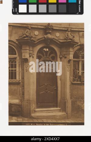 Fotografia del portale principale "Zum Auge Gottes" presso la Schreyvogelgasse 8, Vienna, che mostra la porta monumentale con portico e edicola, fotografata intorno al 1908 da Bruno Reiffenstein. Foto Stock