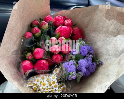 Mazzi di bellissimi fiori in auto, primo piano Foto Stock