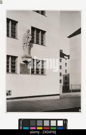 Facciata di Familienasyl Sankt Josef su Ettenreichgasse 42-44, che mostra una tavoletta di pietra e sculture architettoniche, progettate da Martin Gerlach Jr., fotografate intorno al 1936. Foto Stock