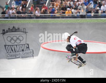 Budapest, Ungheria. 20 giugno 2024. Zheng Haohao della Cina gareggia durante i preliminari del parco femminile di skateboard alla Olympic Qualifier Series di Budapest, Ungheria, 20 giugno 2024. Credito: He Canling/Xinhua/Alamy Live News Foto Stock