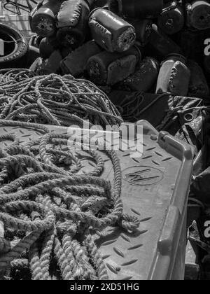 vecchie reti da pesca in un piccolo villaggio di pescatori vicino al porto bianco e nero Foto Stock