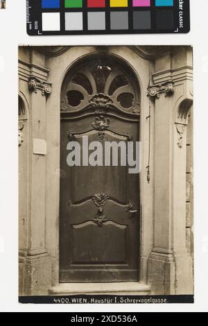 Immagine della porta principale "Zum Auge Gottes" alla Schreyvogelgasse 8, Vienna, che mostra il portale monumentale con portico e edicola, fotografato intorno al 1908 da Bruno Reiffenstein. Foto Stock