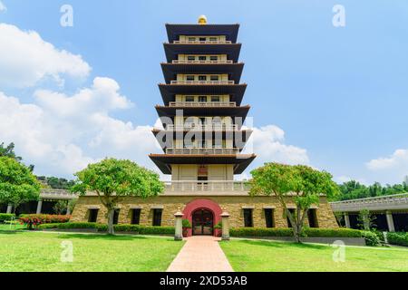 Vista colorata della pagoda nel Museo del Buddha di Fo Guang Shan, Kaohsiung, Taiwan. Taiwan è una popolare destinazione turistica dell'Asia. Foto Stock