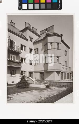 Una fotografia del 1935 di Martin Gerlach jun. Cattura la facciata dell'edificio di appartamenti George-Washington-Hof a Triester Straße, mostrando il design dell'edificio piatto, preso da TimTom. Foto Stock