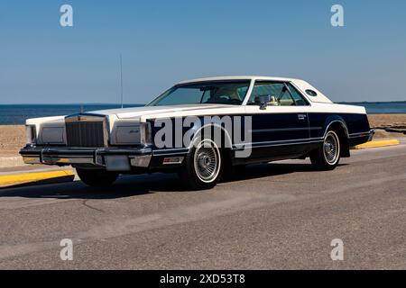 1979 Lincoln Continental Mark V sul marciapiede. Foto Stock