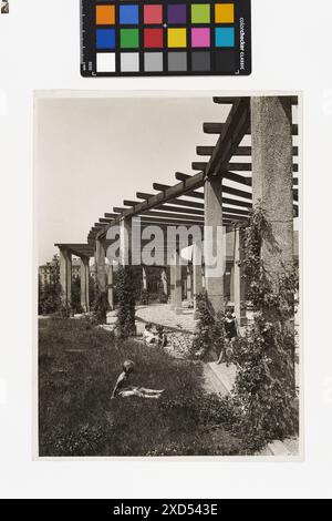Fotografia di una scuola materna a Waldmüllerpark che mostra il pergolato e le persone, tra cui un passante in posa, progettato da Martin Gerlach Jr., intorno al 1924. Foto Stock