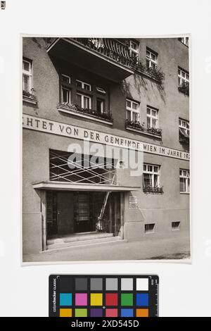 Vista esterna del complesso residenziale municipale progettato da Martin Gerlach Jr. Tra il 1879 e il 1944, situato in Friedrich-Knauer-Gasse 2-4, Angeligasse 10 e Kennergasse 15, fotografato intorno al 1935, mostrando l'architettura e il layout dell'edificio piatto. Foto Stock