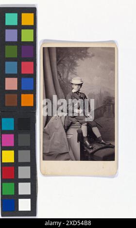 Ritratto in studio di Karl Charles Weinberger (1861-1939), compositore austriaco, da bambino in costume. Fotografata da Hanns (Johann) Hanfstaengl (1820-1885) e digitalizzata da Faksimile-Digital, intorno al 1868. Foto Stock