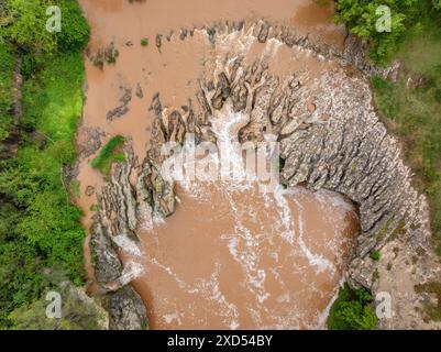 Vista aerea della cascata dei sali di Tres (tre salti) del fiume Llobregat a Viladordis, in un giorno primaverile con acqua nuvolosa dopo una pioggia (Spagna) Foto Stock