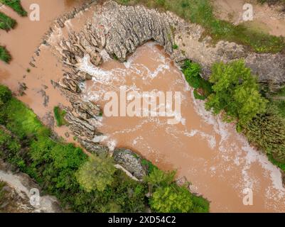 Vista aerea della cascata dei sali di Tres (tre salti) del fiume Llobregat a Viladordis, in un giorno primaverile con acqua nuvolosa dopo una pioggia (Spagna) Foto Stock