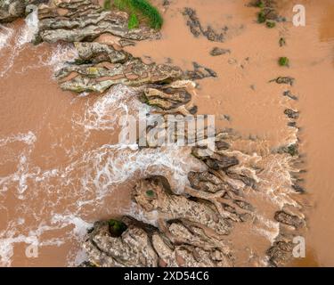 Vista aerea della cascata dei sali di Tres (tre salti) del fiume Llobregat a Viladordis, in un giorno primaverile con acqua nuvolosa dopo una pioggia (Spagna) Foto Stock