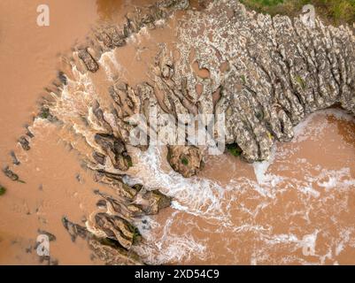 Vista aerea della cascata dei sali di Tres (tre salti) del fiume Llobregat a Viladordis, in un giorno primaverile con acqua nuvolosa dopo una pioggia (Spagna) Foto Stock