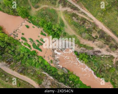Vista aerea della cascata dei sali di Tres (tre salti) del fiume Llobregat a Viladordis, in un giorno primaverile con acqua nuvolosa dopo una pioggia (Spagna) Foto Stock
